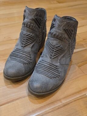 Not Rated Womens Grey Embossed Ankle Boots
